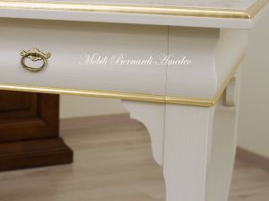 Classic desk with colored lacquered finish - detail of the handles and frames in gold leaf